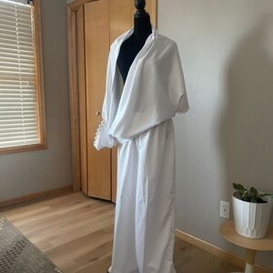 Elegant White Draped Top with Palazo Pants

ALL REASONABLE OFFERS ACCEPTED